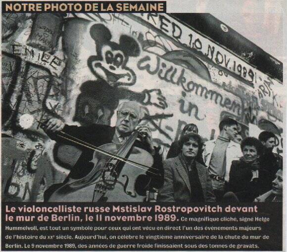 Le violoncellste russe MstislavRostropovitch devant le mur de Berlin 11 novembre 1989